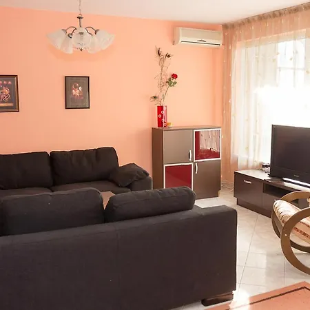 Apartment Peach Coloured 2-bdr By The Sea Garden