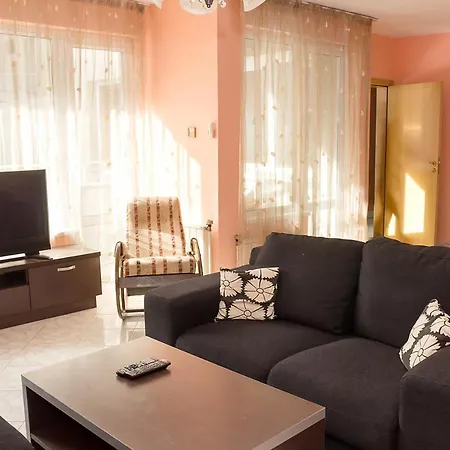 Peach Coloured 2-bdr By The Sea Garden