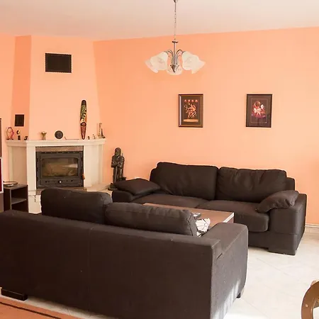 Peach Coloured 2-bdr By The Sea Garden Apartment Warna