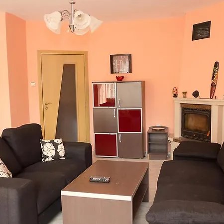 Peach Coloured 2-bdr By The Sea Garden Apartment