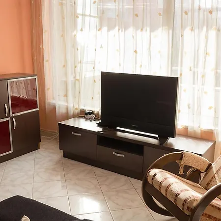 Peach Coloured 2-bdr By The Sea Garden Апартаменты